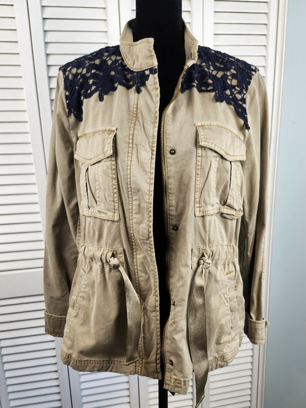 GAP Utility Jacket Tan with Navy Lace Appliqué Size Small